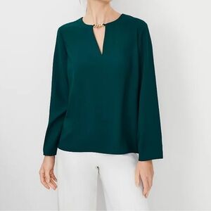 NWT Ann Taylor Green Crepe Chain Neck Detail Top Size M